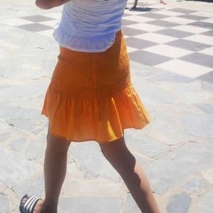 Kjol med en volangg - En kjol med volang från h&m, köptes för ca 3 månadersdan och har använt den ca2 gånger Stolek M Köparen står för frakt 