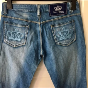 Victoria Beckham Jeans  - Lågmidjade bootcut Victoria Beckham Jeans. Innerbensmått-78. Midjemått-44. Kan mötas upp i Stockholm vid köp. Kan skickas köparen betalar frakten 