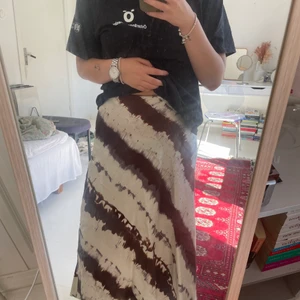 Populära minikjolen från H&m🐄 - I superfint skick och i väldigt bra kvalitet🖤🤍 Kontakta mig för fler bilder eller för mer information :)