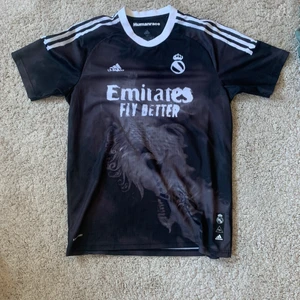 Real Madrid Human Race jersey - Tröjan är ett samarbete mellan Human race och Adidas, designen är inspirerad av Yohj Yammamoto’s jersey han gjort med samma fotbollslag. Plagget är i nyskick. Har använt den endast ett fåtal tillfällen. 