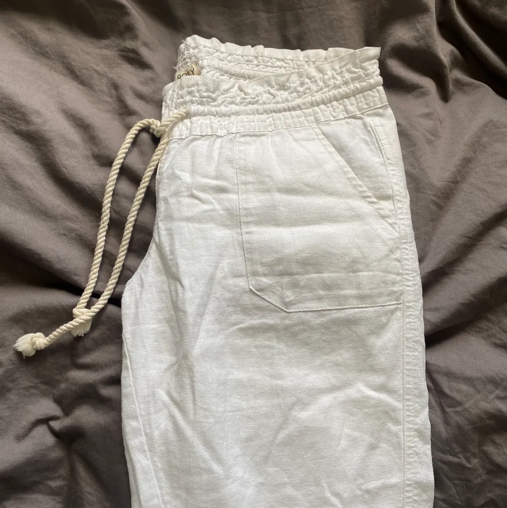 Säljer dessa populära lågmidjade o vita linnebyxor då de inte kommer till användning! De är från Roxy och i storlek S men jag har sytt upp dom nedtill. Jag är 163 cm lång men de är fortfarande lite långa på mig!🥰🥰 Köpte de för 550kr o knappt använda.. Jeans & Byxor.