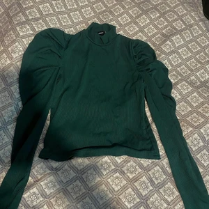Grön topp - Superform grön topp med puffärmar från Shein. Endast använd ett fåtal gånger så skicket är super! 