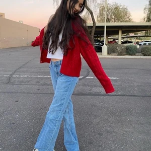 Brielle 90s jeans  - ~lånade bilder~ Säljer dessa skitsnygga och populära bootcut brielle 90s jeansen från brandy melville då de tyvärr är lite för stora för mig. Jeansen är aldrig andvända utan endast testade. Måtten är:  Rise: 22 cm  Längd: 80 cm  Midja: 70 cm 