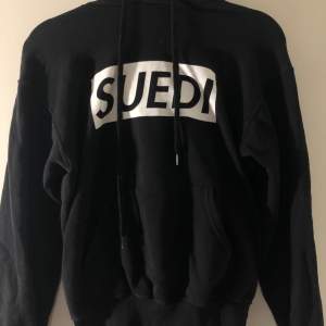 En nästan oanvänd Erik Lundin Suedi merch hoodie. Kan ses i hela Stockholm och kan posta den om du betalar frakt på 59 kr. Hör av dig om du har frågor eller vill ha mer bilder!