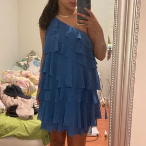 Volang klänning från hm! - Härlig blå sommarklänning köpt på hm i stl M, (jag är vanligtvis en S). Frakt tillkommer🚚