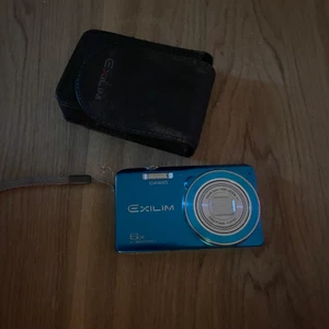 CASIO DIGITALKAMERA - Casio Exilim ex-zs20 |  Denna är köpt för många år sen men trots det så är den i nyskick. Jag tog endast några få bilder med den innan jag tappade bort batteriladdaren - sen köpte jag aldrig en ny laddare så därav har den endast vart i kameraväskan. 