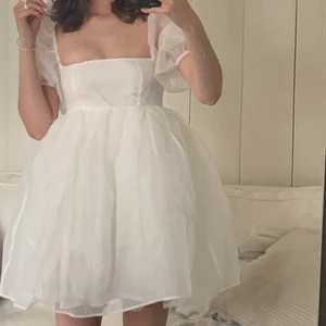 miniklänning  - En kort vit miniklänning från NA-KD. I strlk 34/xs