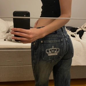 Victoria Beckham lågmidjade jeans - Superfina lågmidjade jeans från Victoria Beckham i stl 27. Ett par stenar saknas annars inge defekter. Midjemått (tvärs över): 37cm, innerbenslängd: 78cm. Bara att kontakta vid frågor! 
