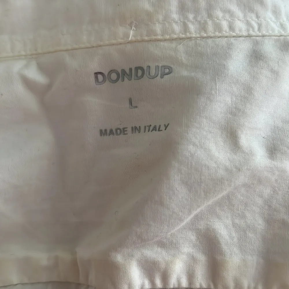 En vit jättefin skjorta från Dondup! Strl L. Den är bara använd 2 gånger! Superfin! . Skjortor.
