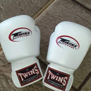 Säljer Twins special boxningshandskar, använd bara en vecka. Strl 16 oz. Nypris 1.699kr Min pris 500kr