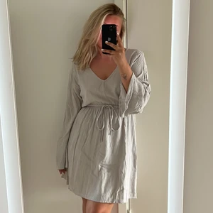 Grå klänning  - Grå klänning med lösa armar från nakd i storlek 36 🤍 I priset ingår frakten!  