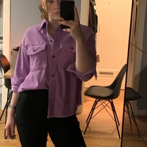 Oversized skjorta  - Från: Zara originalt Försäljningspris: 300kr 100% Bomull  Obs! inga returer