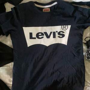 T-shirt från Levis, storlek S/M. Väldigt bra skick.