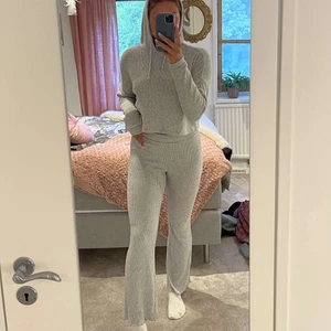 Grå mjukisset - Säljer detta mysiga gråa mjukisset som knappt kommit till användning och är i nyskick! Köp hela setet för 100kr och respektive del för 60kr. Kom privat för fler bilder och frågor💕💕