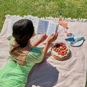 Helt ny klänning från Nelly🌸🌼🌺 - Superfin klänning från Nelly! Fick hem den idag men den var tyvärr för liten. Så beställde en ny i större storlek så behöver få sålt denna!!!☺️🦋