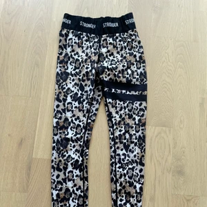 Stronger storlek small - Super sköna träningstights i design av leopard. Storlek small, passar även personer som har extra small