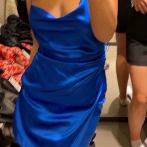 Satin blå klänninc - Säljer min helt nya satin blåa klänning från Zara! Använd 1-2 gånger, säljer pågrund av ingen användning. Nypris 400 kr men säljs för 250 kr inkl frakt! (Pris kan diskuteras) ⚡️ orättvisa bilder så om ni vill ha fler bilder skriv privat🙏🏼