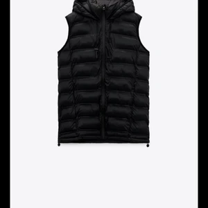 Väst - Säljer denna västen ifrån zara. Köptes detta året i våras. Inte använd jätte mycket o den är i bra skick. De är storlek M men passar mig som är en S. 