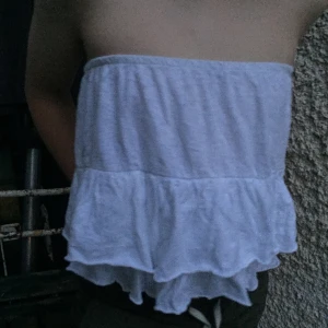 Zara eVolangkjol/topp  - Säljer denna jätte snygga volangtopp som också går att använda som en kort volangkjol. Perfekt till en varmsommardag. Den är i storlek S men funkar som storlek xxs-m också. Tveka int om du har några frågor. Säljer endast vid bra bud💕