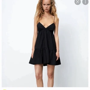 SÖKER, svart poplin klänning från Zara stl S-M - SÖKER, svart poplinklänning från zara i storlek S eller M. 