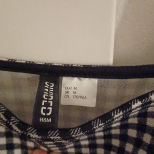 Klänning storlek M - En svart och vit klänning i storlek M. Säljer för 15 kr