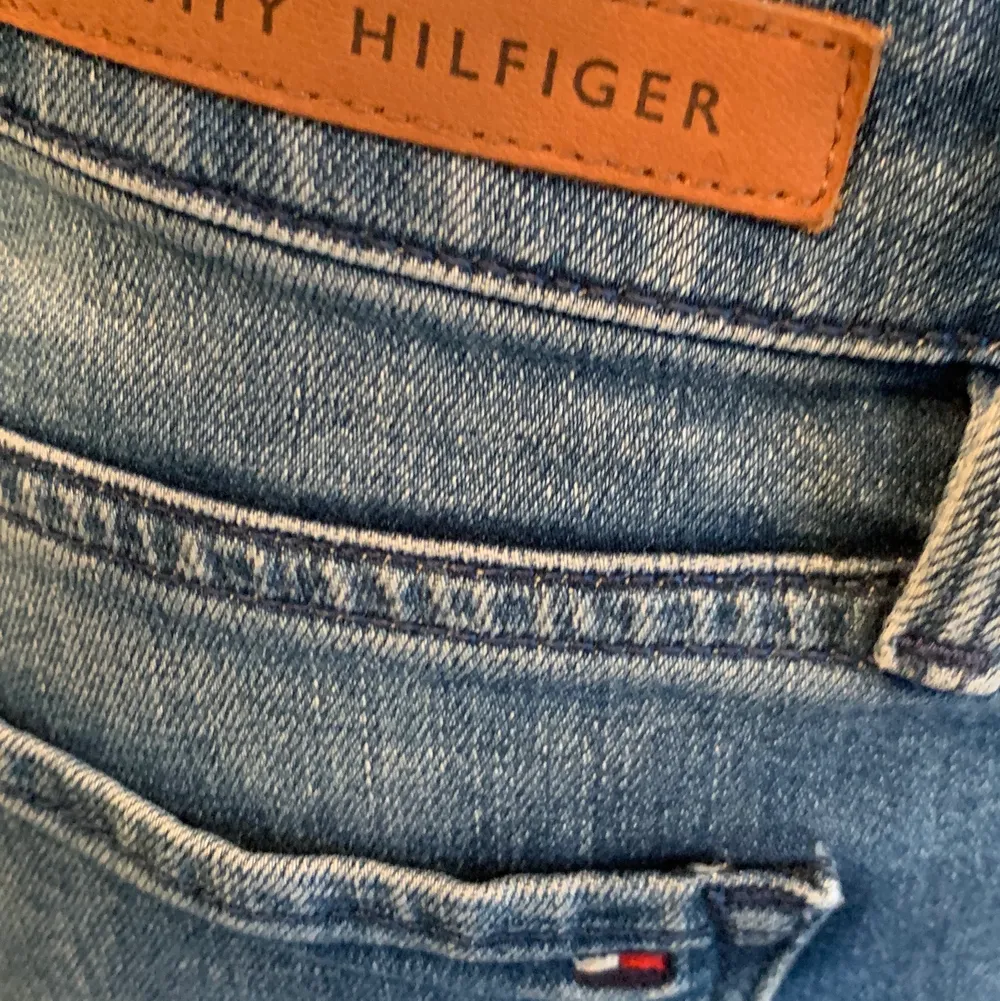 Tommy Hilfiger jeans med slits och slitningar längst ner. Skinny. köpta usa tror jag. Mosel ”como” jegging fit . Jeans & Byxor.