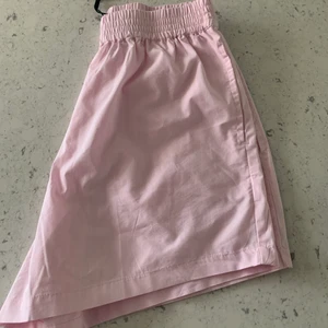Pyjamas shorts  - Sköna och super gulliga pyjamas shorts💓 säljs pågrund av att dom inte kommer till användning för har ett par liknande. Nypris 199kr men säljs för 70kr + frakt💗 