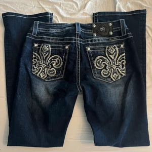 MissMe jeans - Dom snyggaste jeansen från MissMe! Säljer för att jag behöver pengarna 🫠 dom är i perfekt skick och storleken är 30? Men måtten är 78cm i innerbenslängd och 84cm i midjan! 