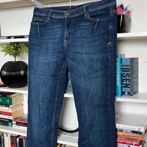 Lågmidjade jeans  - Mycket fina lågmidjade blåa jeans från Esprit köpa på Sellpy men i väldigt bra skick! Jag har använt dem en gång och kände inte riktigt att de passade mig därför säljer jag dem nu för 300 inklusive frakt💖
