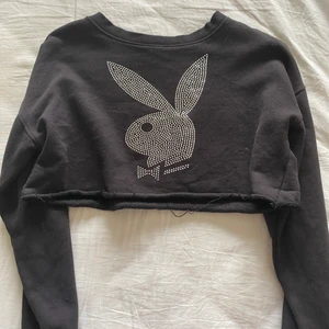 Playboy x missguided - collab mellan playboy och missguided. Köpt för några år sedan och går inte längre att köpa. Tröjan har en croppad stil och ingen av stenarna har ramlat av.