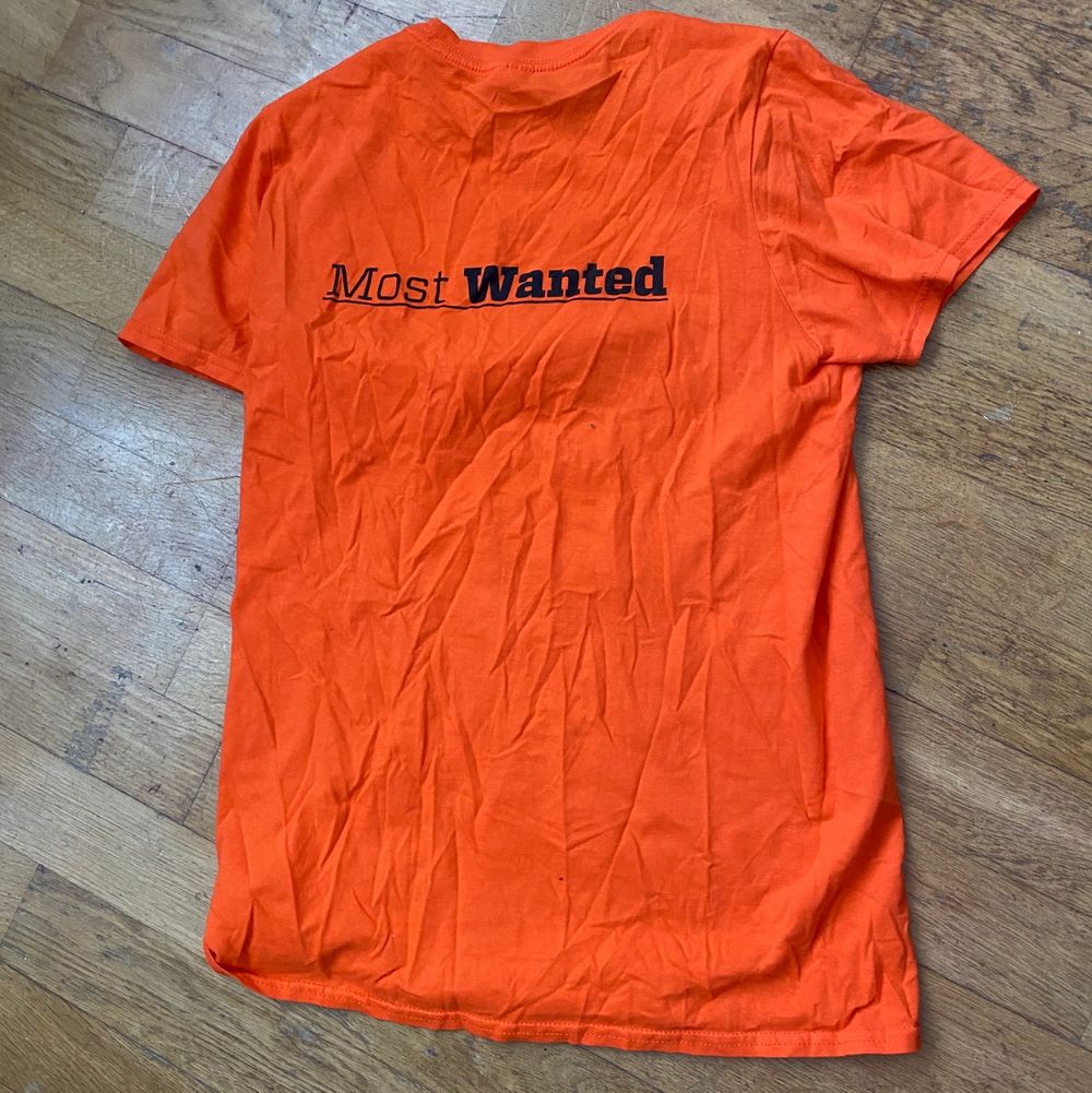 Oanvänd tshirt med tryck “Most Wanted”. (OBS: tar ej bilder med någon av mina plagg på) köparen står för frakten, priset beror på hur mycket du köper!. T-shirts.