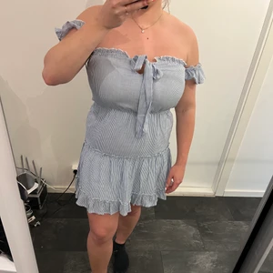 Klänning  - Klänning från Nelly. Aldrig andvänd och har prislappen kvar. Randig söt med underklänning. Är i storlek 44 men passar även 42 !