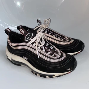 Nike Air Max 97 premium - Supersnygga Nike Air Max 97 premium som jag köpte för några år sedan! De har stått på skohyllan och bara använts två-tre gånger men mina fötter är för breda för dem. De är storlek 40 men jag brukar ha 38/39, tvättas självklart noga innan de levereras.