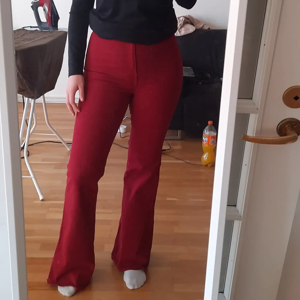 Red bootcut jeans, form flattering, perfect for summer days! I'm 174cm and have a jeans size of 40-44! Enjoy! . Jeans & Byxor.