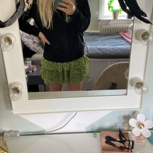 Leopardmönstrad volangkjol från kapphal  - En grön vilangkjol med leopardmönster som är använd Max 5 ggr. Det är strl xs på den men passar även större storlek som S, då den är stretchig.