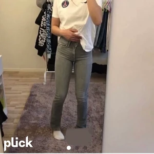 Gråa zara jeans - Säljer demma pågrund av att dem inte passade då dem även var köpta från Plick💞jättesnygga gråa jeans som har en liten slits längst ner på byxan.( bilden är lånad eftersom dem inte passade mig) skriv för fler frågor eller bilder💕