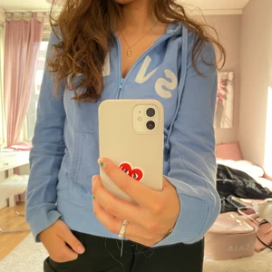 Svea träja - Snygg tjocktröja i jättefin blå färg från Svea!💘