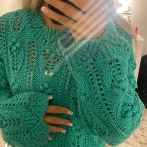 Stickad tröja - Säljer denna super fina stickade tröja ifrån zara då jag inte använder den längre. Jag bär storlek s💕