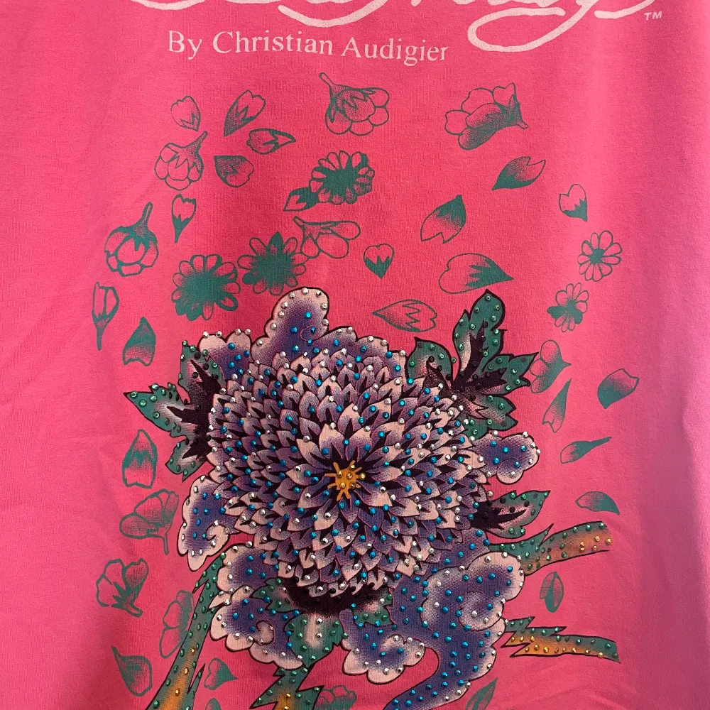 Ed Hardy T-shirt i väldigt bra skick. Älskar den rosa färgen men använder för sällan💘 Står Xxl men är definitivt mer av en Large/Medium. Passar såklart S/xs beroende på hur man vill att den ska sitta.💗. T-shirts.