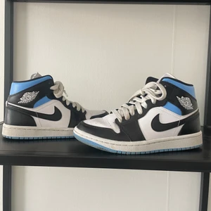 JORDAN 1 MID - Använda handfulla gånger. Äkta. Pris kan diskuteras. Säljer pga inte 100% min stil💙 