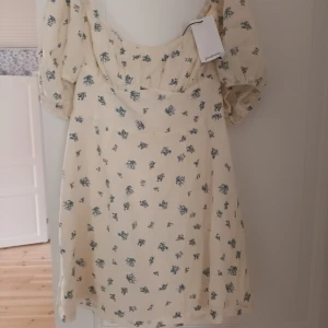 Klänning ny - Tags kvar Storlek large men mer som en medium
