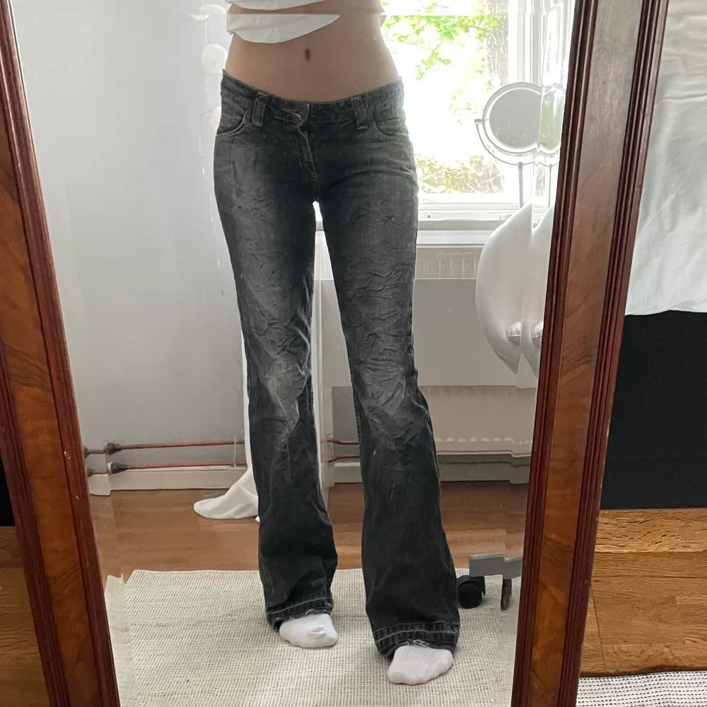Jättefina lee jeans som sitte perfekt! Jag är 170 och de är bra i längden. Har sprättat upp längst ned och skulle försöka göra de större i midjan men sydde tillbaka de igen, därför är de sydda i ena sidan! 💕. Jeans & Byxor.