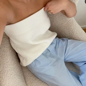 Stickad kjol från ZARA - Oanvänd stickad kjol från ZARA. Kan användas som kjol och topp! 🤍🤍 Skönt och INTE sticksigt material. 