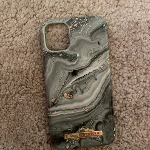 Mobilskal till iPhone 11 - Mobilskal till iPhone 11 från ideal of sweden orginalpris 299kr bara använt fåtal gånger 35kr + 29kr frakt