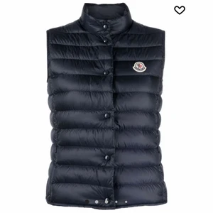 Moncler väst  - Moncler väst i fint skick  Äktabevis