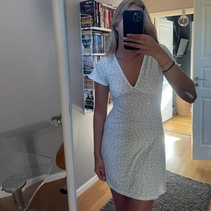 Nelly sommarklänning  - Säljer denna superfina sommarklänning från Nelly som är perfekt till midsommar eller andra tillfällen i sommar. Använd endast en gång, så är i bra skick plus att den är också väldigt luftig och skön!!💖💕