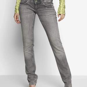 Säljer ett par trendiga liw waist ljusgrå Straight leg jeans från Pepe Jeans i stilen VENUS. Säljer för att de är för korta för mig. Aldrig använda men prislappen är borttagen. Nypris 999kr. Storlek = W:29 L:30