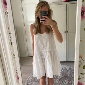 Vit kort klänning - Vit kort klänning! Har en exakt likadan i svart som jag också säljer :)
