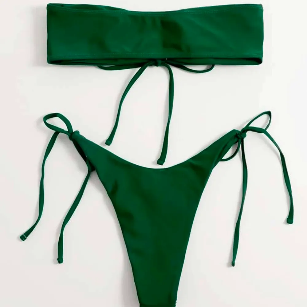 Supersnygg grön bikini i bandeu modell som går att knytas på olika sätt. Helt oanvänd!. Övrigt.