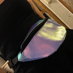 Midjeväska  - Cool midjeväska med justerbart band runt midjan Nästan aldrig använd så i bra skick